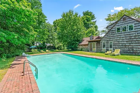 1 Snapdragon Ln, North Hempstead, NY 11577