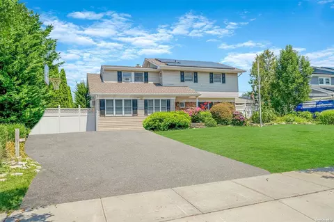 21 Glen Ln, Kings Park, NY 11754
