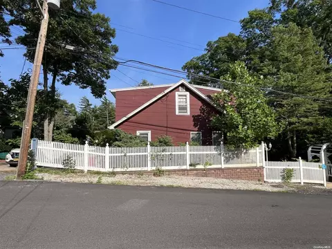 25 Highland Rd, Rocky Point, NY 11778