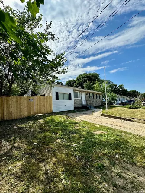 1718 Pine Acres Blvd, Bay Shore, NY 11706