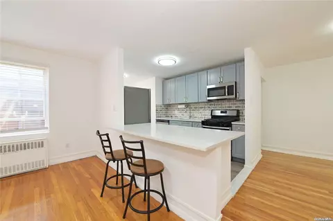 30 Stoner Ave #3R, North Hempstead, NY 11021