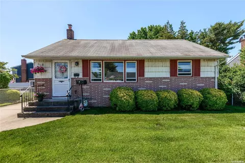 131 Princess St, Hicksville, NY 11801