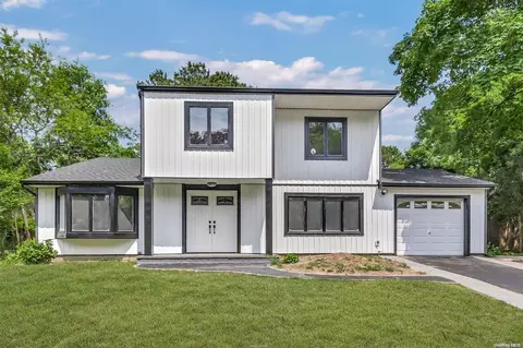 21 Victoria Cir, Brookhaven, NY 11772
