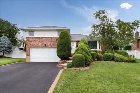 3965 Appletree Ln, Seaford, NY 11783