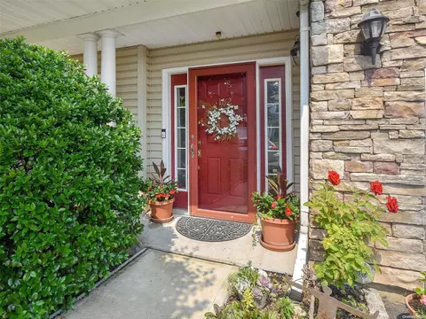 182 Pond View Dr #375, North Hempstead, NY 11050