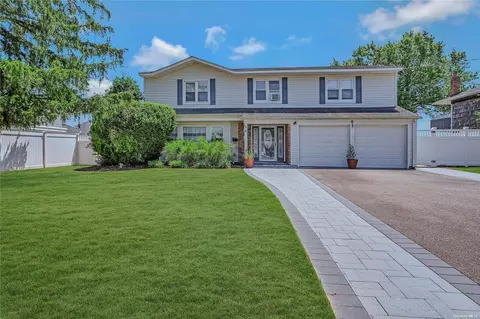6 Gate Ln, West Islip, NY 11795