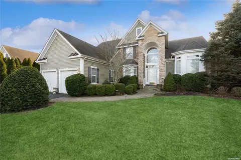 95 Windflower Ln, Riverhead, NY 11901