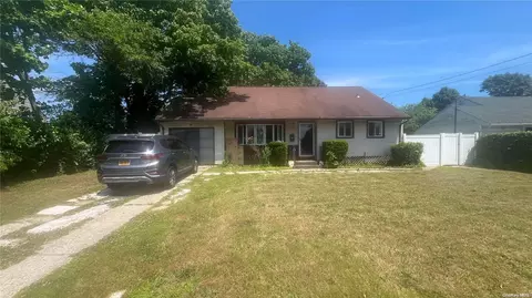 17 Princeton St, Bay Shore, NY 11706