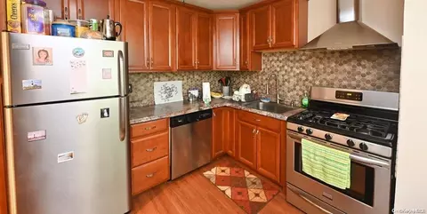 10 Glen Hollow Dr #C23, Holtsville, NY 11742