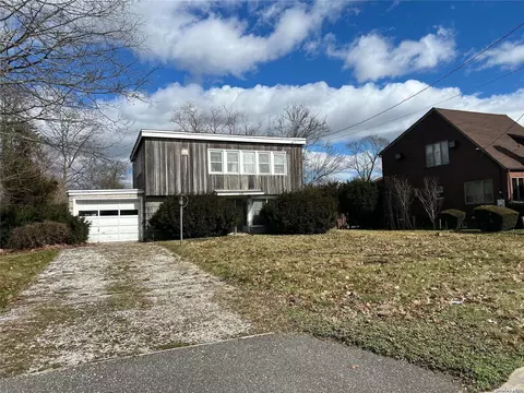 29 Hamilton St, Amityville, NY 11701