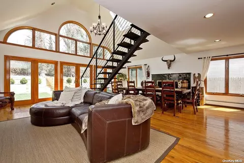 71-21 244th St, New York, NY 11362