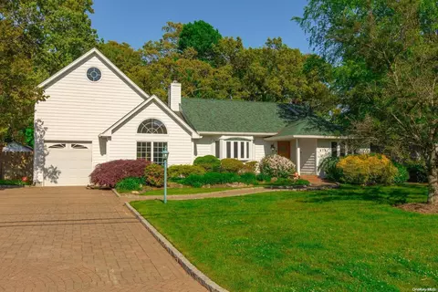 979 Aberdeen Rd, Bay Shore, NY 11706