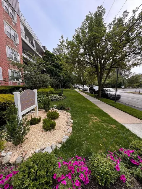 70 N Grove St #4E, Freeport, NY 11520