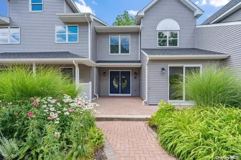 4 Courtyard Cir #4, Centerport, NY 11721
