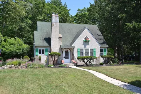 125 Oregon Ave, Medford, NY 11763