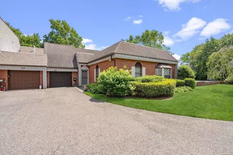 84 Harbour Ln #84, Bay Shore, NY 11706