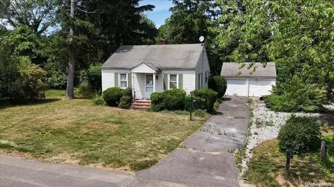 6 Pineridge St, Melville, NY 11747