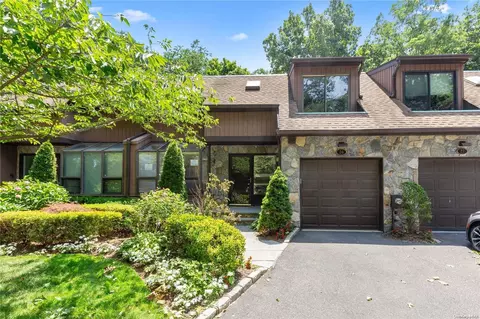 26 Fox Run #26, North Hempstead, NY 11577