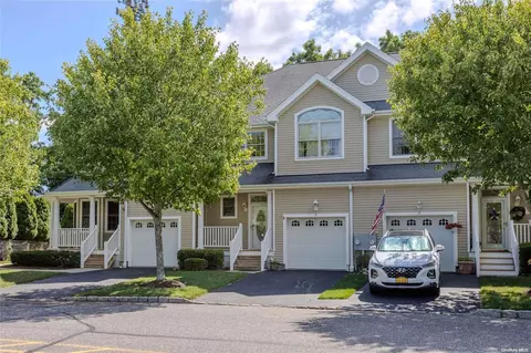 19 Emilys Way #19, Setauket, NY 11733