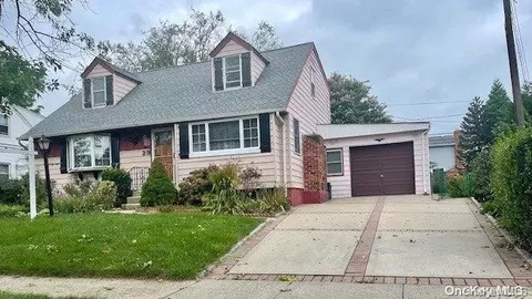 29 Nugent St, North Hempstead, NY 11040