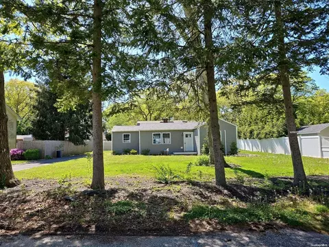 38 Parkside Ave, Miller Place, NY 11764