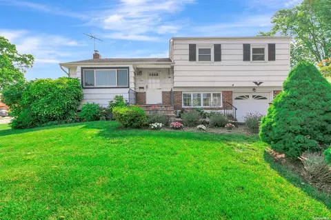 1 Alan Ct, Plainview, NY 11803