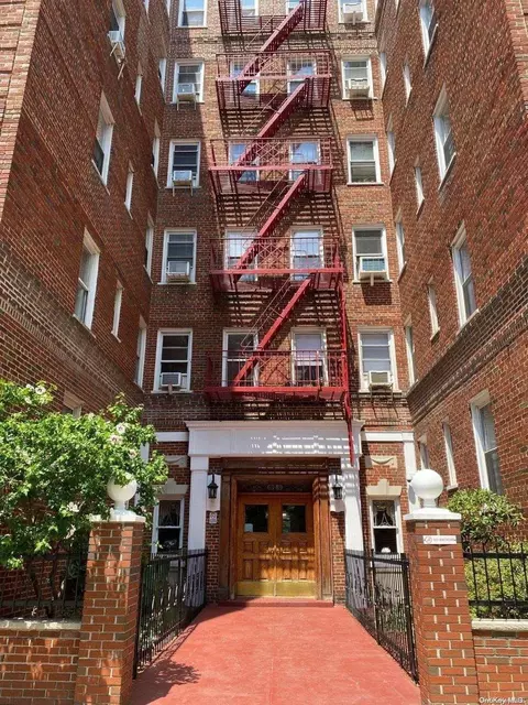 63-89 Saunders St #6A, New York, NY 11374