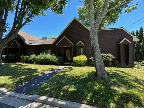 138 Southgate Cir #138, Massapequa Park, NY 11762