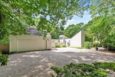 2 Old Orchard Ln, East Hampton, NY 11937