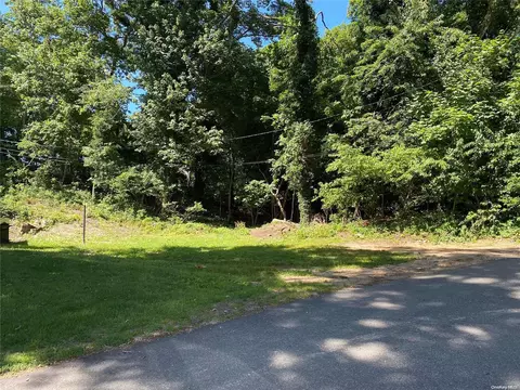 11 Laurel Rd, Brookhaven, NY 11778