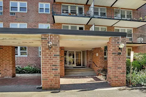 34 Pearsall Ave #2E, Glen Cove, NY 11542