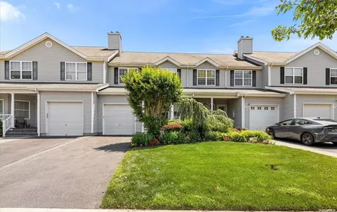 116 Rivendell #116, Melville, NY 11747
