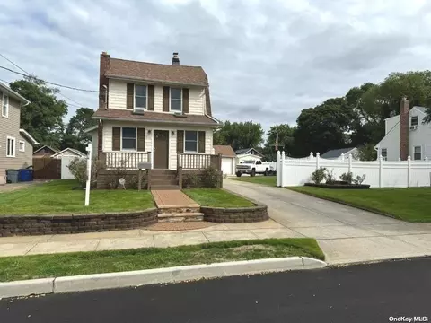 506 Archer St, Freeport, NY 11520