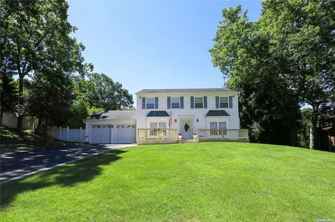 4 Kim Pl, Kings Park, NY 11754