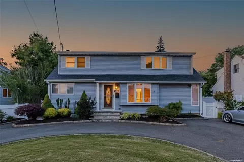 420 38th St, Lindenhurst, NY 11757