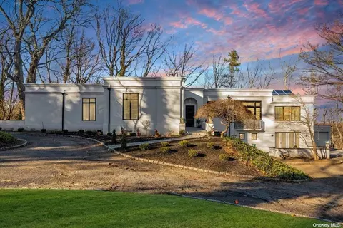 152 Royston Ln, Oyster Bay, NY 11771