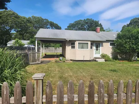 108 Temple Ave, Riverhead, NY 11901