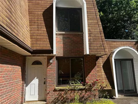 186 Skyline Dr #2, Coram, NY 11727