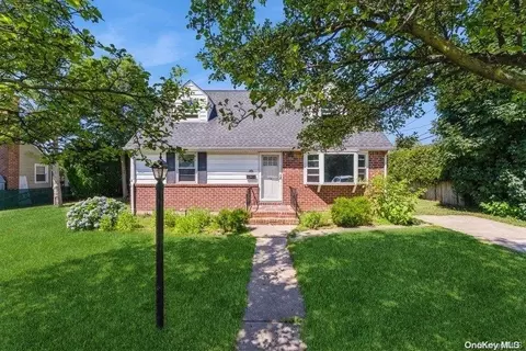 14 Sicardi Pl, North Hempstead, NY 11514