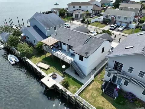 109 Stirling Ave, Freeport, NY 11520
