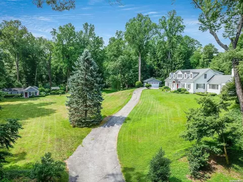77 Dogwood Ln, Locust Valley, NY 11560