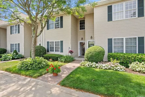 1121 Savoy Dr #1121, Melville, NY 11747