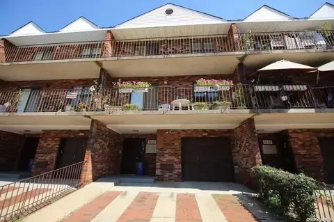 69-05 242nd St #40B, Douglaston, NY 11362
