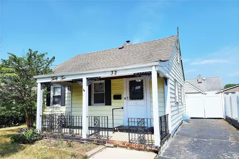 32 Brian St, North Hempstead, NY 11040