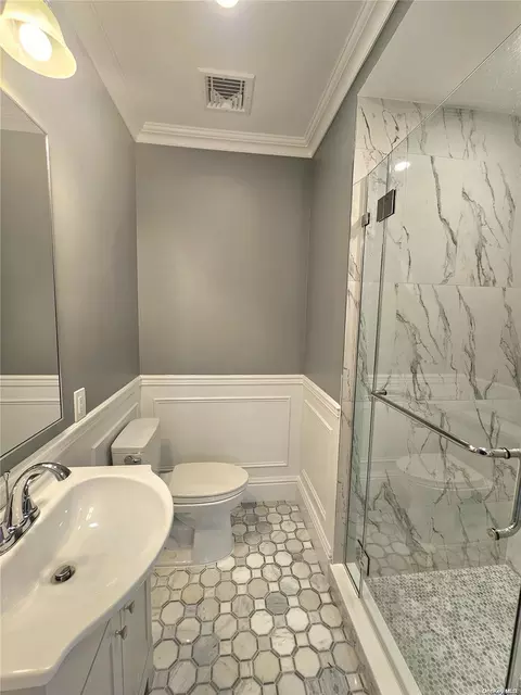 Bath - 150-26 Sullivan Dr, New York, NY 11357 photo 2 of 6