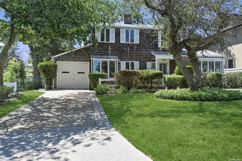 39 Meadow Ln, North Hempstead, NY 11577