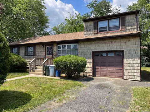 189 Manhattan Ave, West Babylon, NY 11704