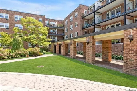 34 Pearsall Ave #4B, Glen Cove, NY 11542
