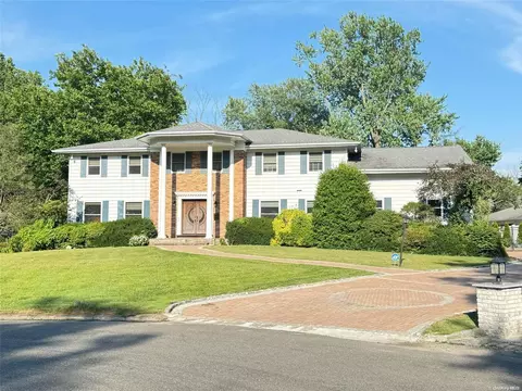 65 Old Field Ln, North Hempstead, NY 11020