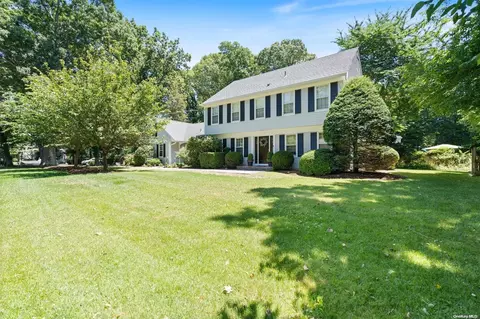 12 Wainscott Ln, Setauket, NY 11733